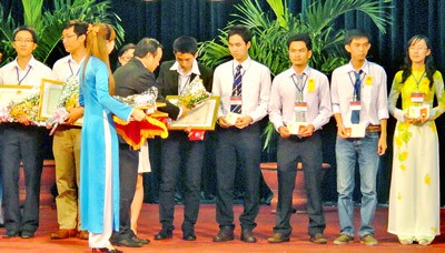 Vietnam Young Science Talent Award 2012 was given to students and young lecturers in the southern province of Dong Nai on January 5 (Photo: SGGP)
